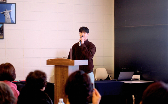 정동원이 '우수 요양보호사 간담회'에 참석했다. [사진=쇼플레이엔터테인먼트]