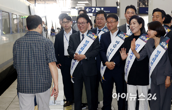 더불어민주당 김민석 대표와 한병도 원내대표를 비롯한 최고위원들이 23일 오전 서울 용산구 용산역에서 시민들을 만나 추석 명절 귀성 인사를 하고 있다. [사진=곽영래 기자]