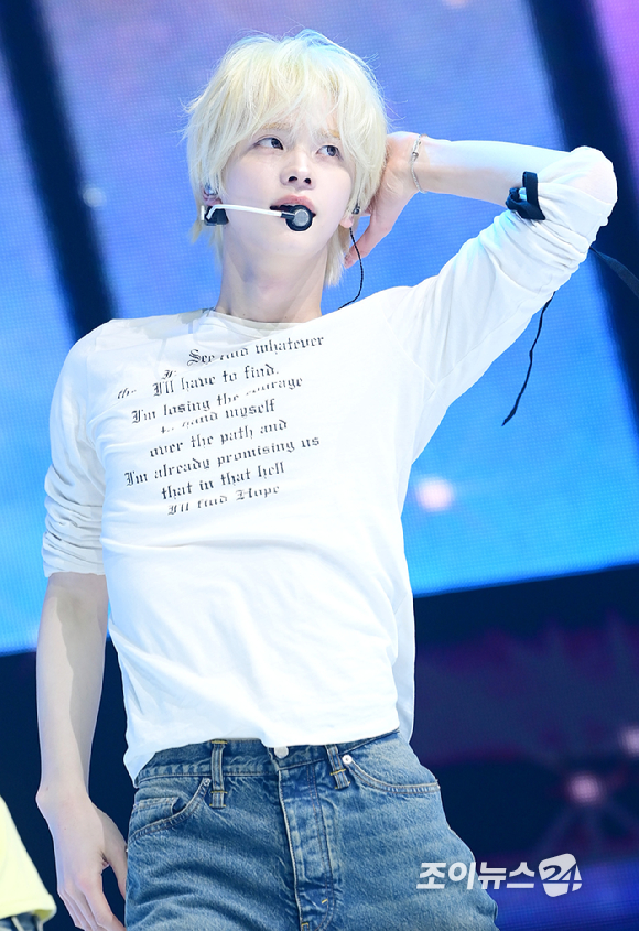 그룹 투어스 신유가 27일 오후 서울 광진구 광장동 예스24라이브홀에서 열린 투어스(TWS) 미니 5집 'NO TRAGEDY' 발매 기념 쇼케이스에서 타이틀곡 '널 따라가' 무대를 선보이고 있다. [사진=정소희 기자]