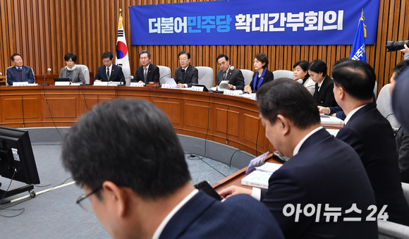 이재명 더불어민주당 대표가 6일 오전 서울 여의도 국회에서 열린 확대간부회의에서 모두발언을 하고 있다. [사진=김성진 기자]