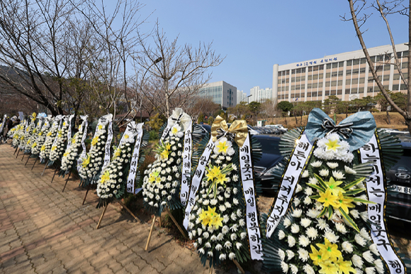 생후 4개월 된 아들을 폭행하고 학대해 잔혹하게 숨지게 한 친모가 무기징역을 선고받았다. 사진은 생후 4개월 '해든이'(가명)를 폭행하고 있는 30대 여성 A씨. [사진=SBS '그것이 알고싶다' 방송화면 캡처]