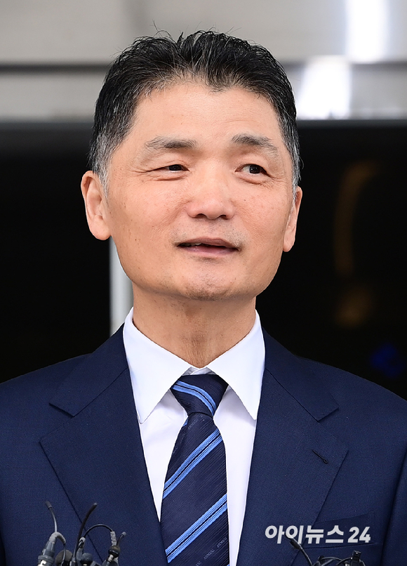 SM엔터테인먼트 시세 조종 혐의를 받고 있는 김범수 카카오 창업주 겸 경영쇄신위원장이 21일 오전 열린 1심 선고공판에서 무죄를 받고 법원을 나서며 취재진들에게 소감을 전하고 있다. [사진=정소희 기자]