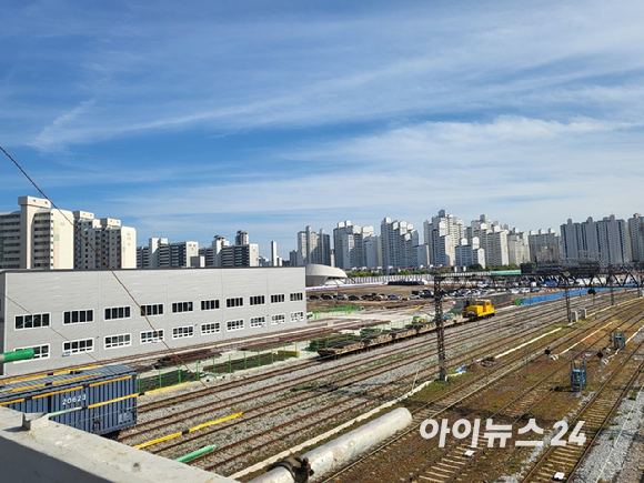 25일 서울 지하철 1호선 광운대역 육교에서 바라본 광운대 역세권 개발 부지. [사진=이수현 기자]