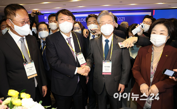 윤석열 국민의힘 대선후보(왼쪽부터), 이재명 더불어민주당 대선후보, 심상정 정의당 대선후보가 10일 오전 광장동 그랜드워커힐서울에서 열린 글로벌인재포럼2021 행사에 참석해 기념촬영을 하고 있다. [사진=국회사진취재단]