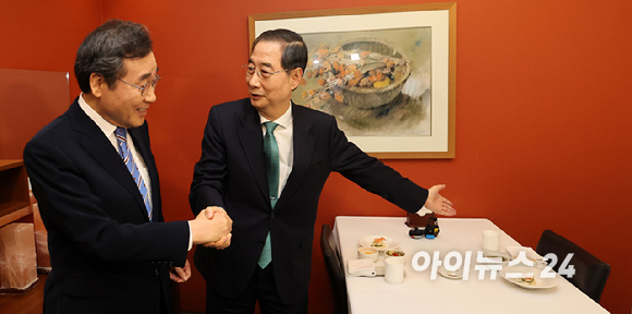 한덕수 무소속 대통령선거 예비후보(오른쪽)와 이낙연 전 국무총리가 6일 오전 서울 중구 한 음식점에서 오찬 회동을 갖고 있다. [사진=정소희 기자]