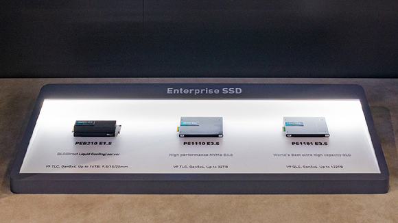 한국콜마 연구원이 로봇을 활용해 화장품 보존력 시험을 진행하고 있다. [사진=한국콜마]