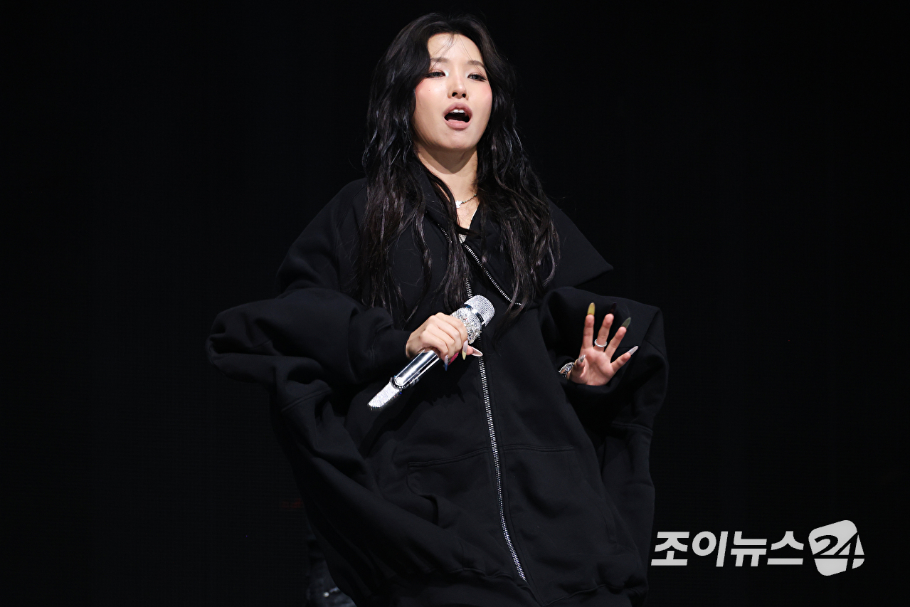 그룹 아이들 소연이 6일 오후 서울 광진구 광장동 예스24라이브홀에서 진행된 아이들(i-dle) 아홉 번째 미니 앨범 '위 메이드'(We made) 발매 기념 쇼케이스에 참석해 열띤 무대를 펼치고 있다. [사진=문수지 기자]
