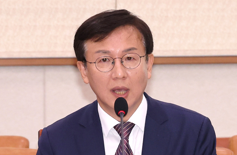 4일 서울 여의도 국회 법제사법위원회 전체회의에서 열린 검찰개혁 공청회에서 검찰제도 전문가들이 발언하고 있다. 왼쪽부터 윤동호 국민대 법대 교수, 한동수 전 대검찰청 감찰부장, 김종민 변호사(법무법인 MK 파트너스), 차진아 고려대 법학전문대학원 교수. [사진=연합뉴스]