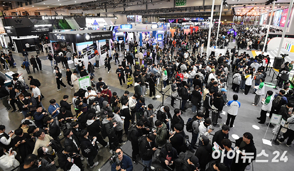 지난 13일 부산 해운대구 벡스코에서 개막한 '지스타 2025'에서 참관객들이 게임 체험을 위해 대기하고 있다. [사진=곽영래 기자]