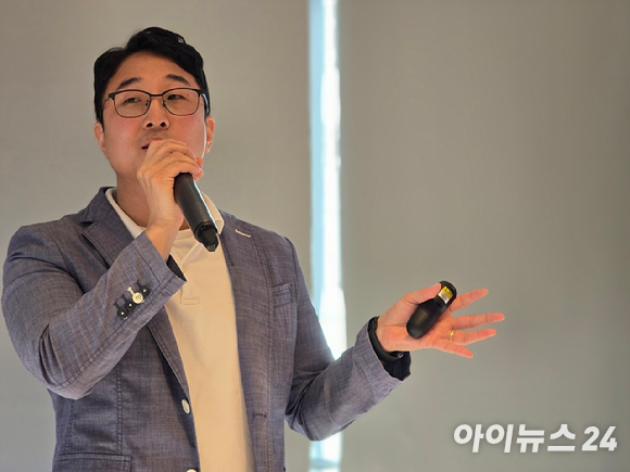 15일 오전 서울 종로구 KT 광화문 이스트(East) 사옥에서 정영환 KT 미디어부문 미디어AI서비스개발팀 책임이 KT가 개발한 네 가지 숏폼 콘텐츠 포맷에 대해 발표하고 있다. [사진=안세준 기자]