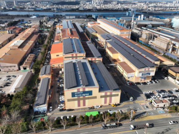 포스코스틸리온 공장 지붕에 태양광 패널이 설치돼 있다. [사진=포스코스틸리온]