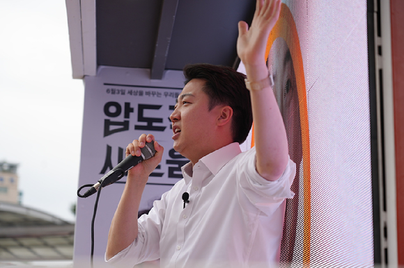 지난 23일 서울 영등포구 KBS본관 스튜디오에서 열린 중앙선거방송토론위원회 주관 제21대 대통령선거 2차 후보자토론회 시작에 앞서 각 정당 대선 후보들이 기념촬영을 하고 있다. (왼쪽부터) 이재명 더불어민주당, 김문수 국민의힘, 이준석 개혁신당, 권영국 민주노동당 대선 후보. [사진=국회사진취재단]