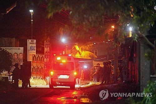 총격전 후 출동한 필리핀 구급차. [사진=AFP/연합뉴스]