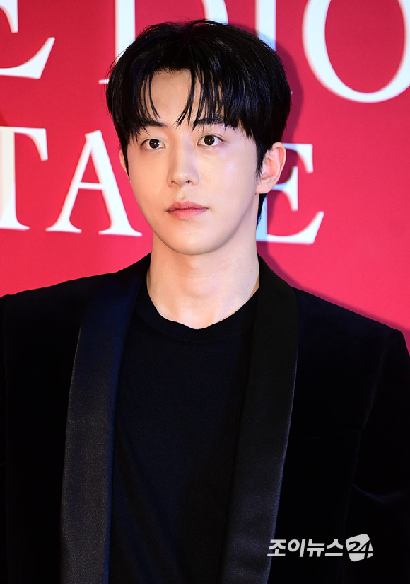 배우 남주혁이 7일 오후 서울 송파구 롯데백화점 잠실점 에비뉴엘 더크라운에서 열린 디올 뷰티 루즈 디올 온 스테이지 팝업 이벤트 포토콜 행사에 참석하고 있다. [사진=정소희 기자]