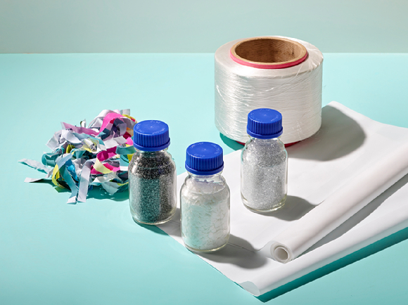 폐현수막을 잘게 분쇄해 화학적 재활용 과정을 거쳐 재활용 소재를 만든 후 실을 방사해 현수막으로 제작되는 각 단계 별 제품들의 모습. [사진=SK케미칼]