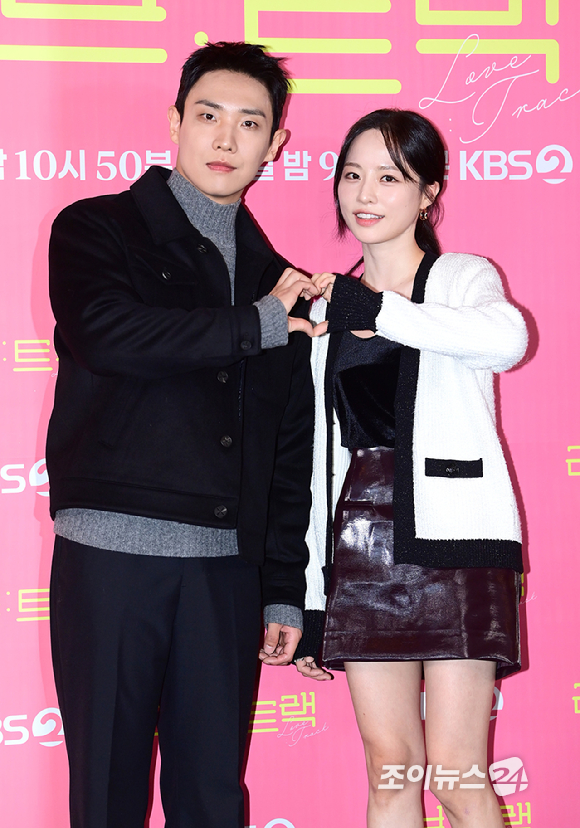 배우 이준과 배윤경이 11일 오후 서울 영등포동 CGV영등포에서 열린 2025 KBS 2TV 단막 프로젝트 '러브 : 트랙' 제작발표회에 참석하고 있다. [사진=정소희 기자]