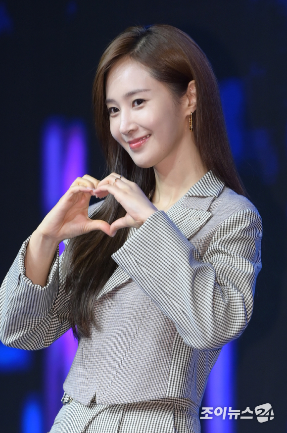 (왼쪽부터)유재석-권유리-이광수가 6일 오전 서울 중구 소공동 웨스틴 조선 호텔 그랜드볼룸에서 열린 디즈니+ 오리지널 예능 '더 존: 버텨야 산다' 제작발표회에서 포토타임을 갖고 있다. [사진=정소희 기자]