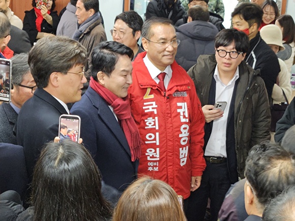 지난 3일 원희룡 전 국토교통부 장관이 '권용범 국민의힘 포항북 국회의원 예비후보 '포항 한마음 동행 선포식'에 참석하고 있다 [사진=권용범 예비후보 사무실]