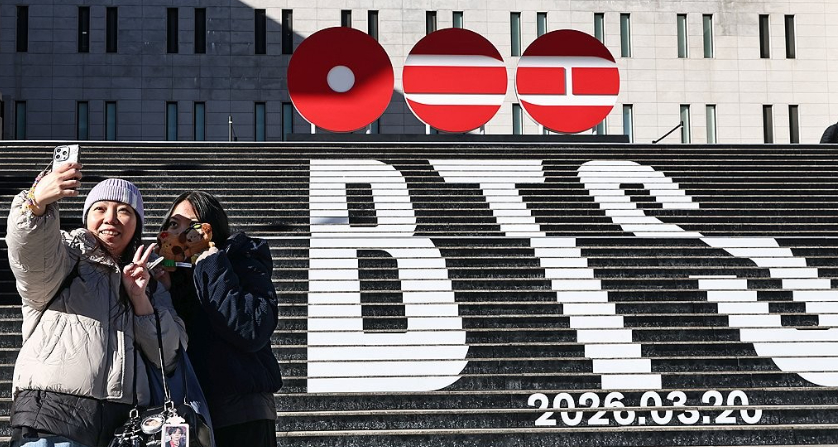 22일 서울 종로구 세종문화회관 계단에서 홍콩에서 온 관광객들이 오는 3월 3년 9개월 만에 '완전체'로 돌아오는 그룹 방탄소년단(BTS)의 컴백을 알리는 홍보물을 기념촬영하고 있다. 2026.1.22 [사진=연합뉴스]