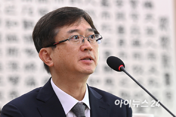 오영준 헌법재판소 재판관 후보자가 18일 오전국회 법제사법위원회에서 열린 인사청문회에서 질의에 답변하고 있다. [사진=곽영래 기자]