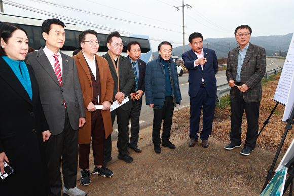 대구시의회 신공항특위소속 의원들이 27일 신공항 건설 부지 현장에서 관계자의 현황설명을 듣고 있다. [사진=대구시의회]