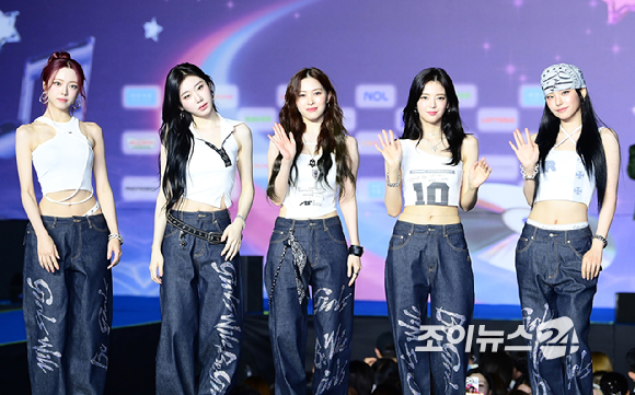 그룹 있지(ITZY)가 26일 오후 경기도 고양 일산서구 대화동 킨텍스에서 열린 2025 SBS 가요대전 Summer(써머) 블루카펫 행사에 참석하고 있다. [사진=정소희 기자]