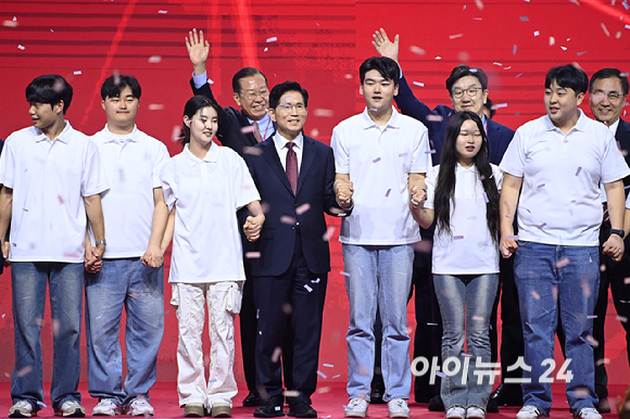 국민의힘 김문수 대선 후보가 3일 오후 경기 일산 킨텍스에서 열린 제5차 전당대회에서 청년 당원들과 기념촬영을 하고 있다. [사진=곽영래 기자]