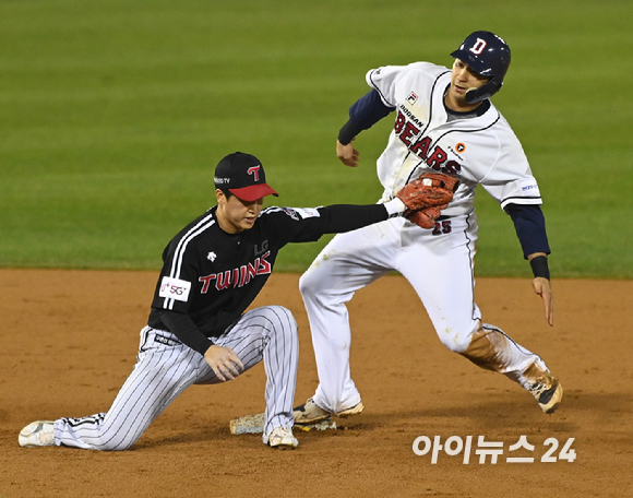 5일 오후 서울 잠실야구장에서 '2021 신한은행 SOL KBO리그' LG 트윈스와 두산 베어스의 준플레이오프 2차전이 진행됐다. 두산공격 5회말 2사 1루에서 주자 강승호가 도루에 성공하고 있다. [사진=정소희 기자]