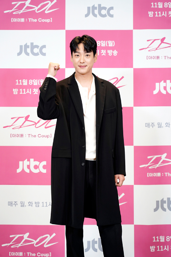 배우 곽시양이 8일 온라인으로 진행된 JTBC 새 월화드라마 'IDOL [아이돌 : The Coup]' 제작발표회에 참석해 포즈를 취하고 있다. [사진=JTBC]