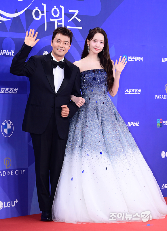 방송인 전현무와 배우 임윤아가 18일 오후 인천광역시 파라다이스 시티에서 열린 제4회 청룡시리즈어워즈 레드카펫 행사에 시상식 MC로 참석하고 있다. [사진=정소희 기자]