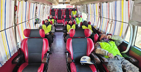 이동형 버스 휴게실에서 휴식을 취하고 있는 금호건설 근로자 모습. [사진=금호건설]