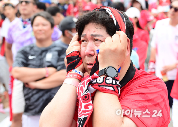 2026 북중미 월드컵 조별리그 A조 2차전 대한민국 대 멕시코의 경기가 0-1 한국의 패배로 끝났다. 19일 서울 종로구 광화문광장에 거리응원을 나선 시민들이 모습들. [사진=정소희 기자]