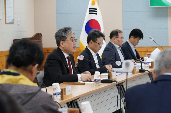 임상섭 산림청장(뒷줄 왼쪽에서 첫번째)이 7일 정부대전청사에서 '산불피해 임업인과의 간담회'를 주재하고 산불 피해 임업인의 애로사항과 건의 사항을 듣고 지원 방안을 논의했다. [사진=산림청]