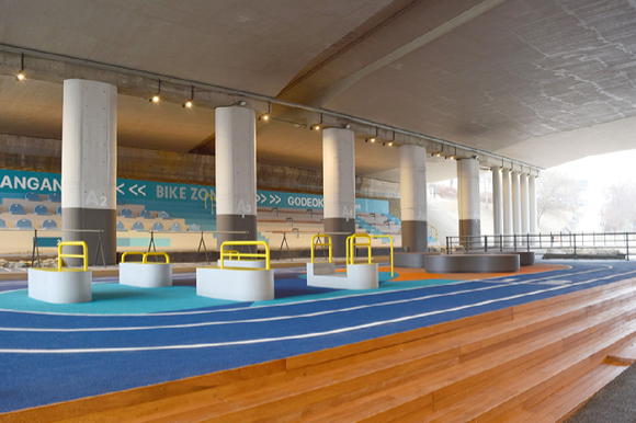 강동구가 올림픽대로 고덕천교 하부 유휴공간을 정비해 체류형 수변 문화공간인 '고덕천 라운지'를 조성했다. 사진은 고덕천 라운지의 모습. [사진=강동구]