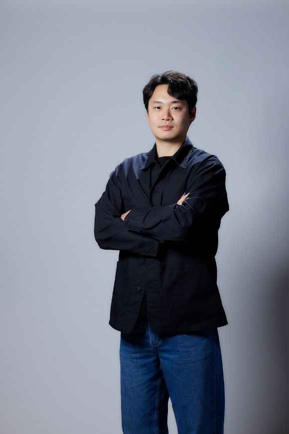 이상민 감독이 영화 '살목지' 인터뷰에 앞서 포즈를 취하고 있다. [사진=(주)쇼박스]