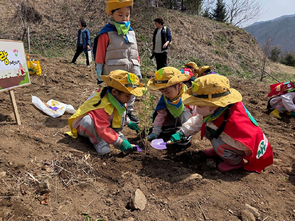 산림청은 3일 국립산림치유원에서 열린 &lsquo;어린이 식목일 행사 및 산불조심 캠페인&rsquo;에 동참했다 [사진=산림청]