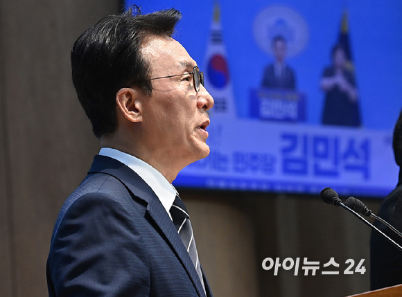 김민석 전 국무총리가 6일 서울 여의도 국회 소통관에서 더불어민주당 당대표 출마 선언 기자회견을 하고 있다. [사진=곽영래 기자]