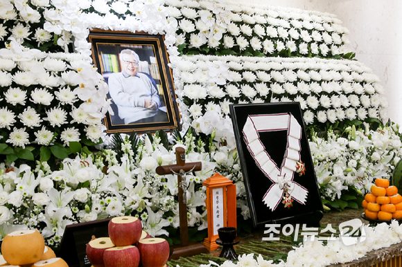 26일 서울아산병원 장례식장에 마련된 원로 배우 겸 전 국회의원 故 이순재의 빈소에 정부가 추서한 금관문화훈장이 놓여있다. [사진=사진공동취재단]