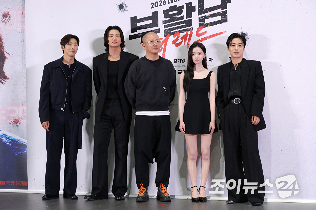 배우 강기영, 신승호, 백종열 감독, 배우 김시아, 구교환이 16일 오후 서울 송파구 롯데시네마 월드타워점에서 진행된 영화 '부활남: 더 레드'(감독 백종열) 언론시사회에 참석해 포즈를 취하고 있다. [사진=문수지 기자]