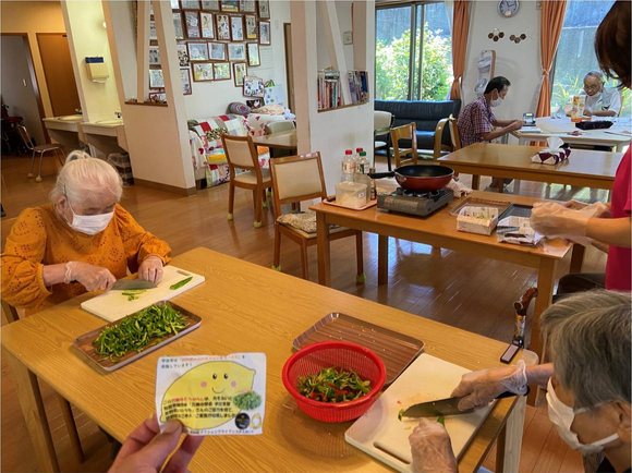 일본 교토부 오우시의 주간센터 '쿠리쿠마'에서 인지증인 사람들이 각자 자신이 하고 싶은 일을 하며 시간을 보내고 있다. [사진=조인케어 제공]
