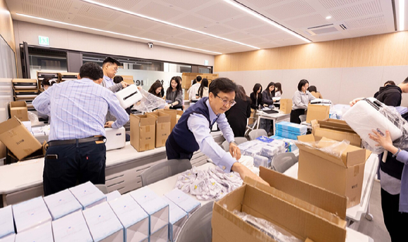 지난달 22일 서울 여의도 HMM 본사에서 임직원들이 '어린이병원 환아들을 위한 선물 패킹 봉사활동'에 참여하고 있다. [사진=HMM]