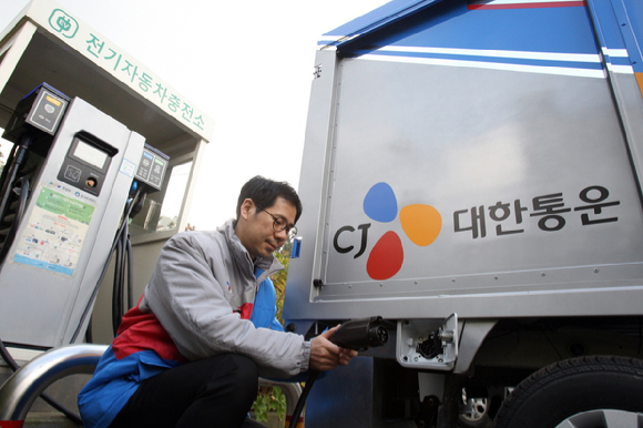 CJ대한통운 직원이 운영 중인 전기 택배차를 충전하고 있다. [사진=CJ대한통운]