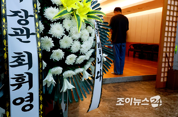 뇌출혈 투병 끝에 별세한 '드라마계 거장' 故 안판석 감독의 빈소가 14일 서울대병원 장례식장에 마련됐다. [사진=사진공동취재단]