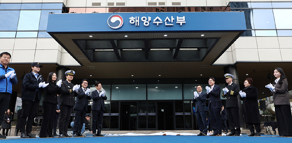 이재명 대통령이 23일 부산 동구 해양수산부에서 개청식에 참석하며 시민들에게 인사하고 있다. 2025.12.23 [사진=연합뉴스]