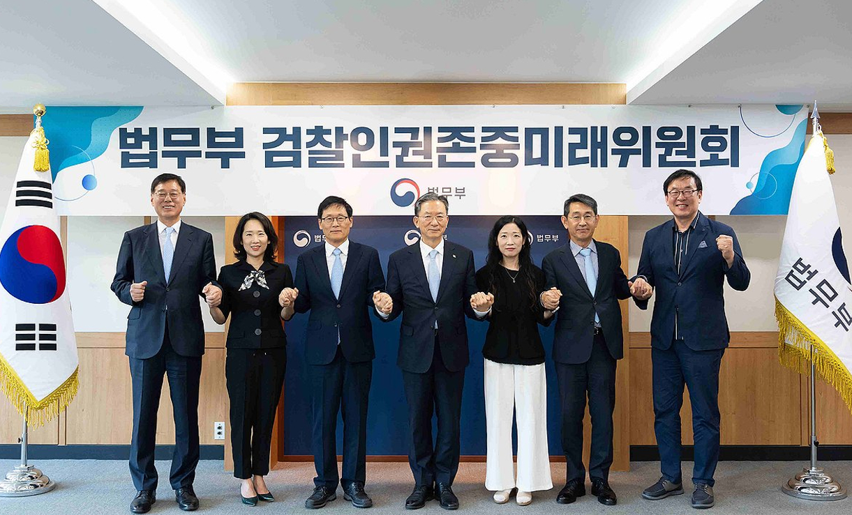 지난 4월 28일 국회 윤석열 정권 정치검찰 조작기소 의혹 사건 진상규명 국정조사특별위원회 제11차 전체회의에서 열린 종합 청문회에 정성호 법무부 장관이 증인으로 출석해 턱을 괴고 있다. 2026.4.28 [사진=연합뉴스]