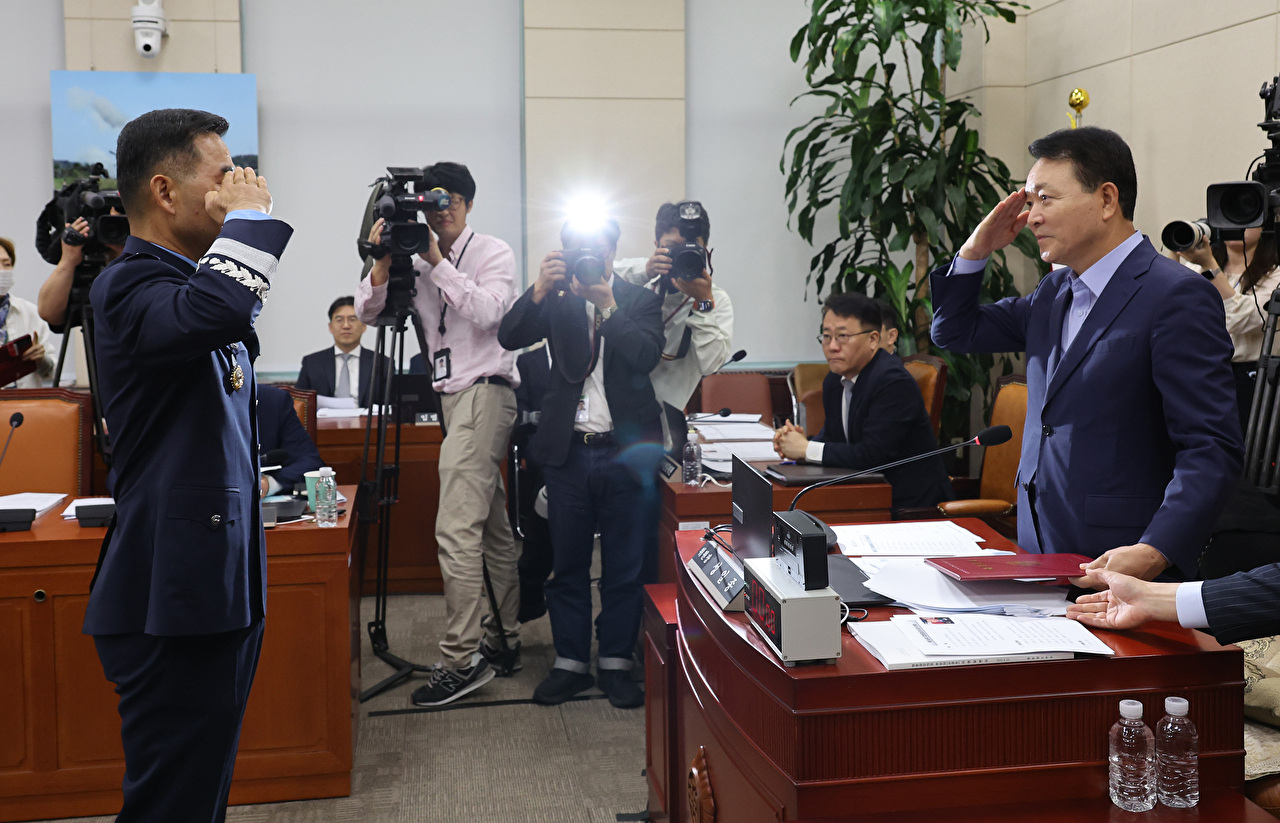 진영승 합동참모의장 후보자가 24일 서울 여의도 국회 국방위원회 전체회의에서 열린 인사청문회에서 선서문을 제출하고 경례하고 있다. 2025.9.24 [사진=연합뉴스]