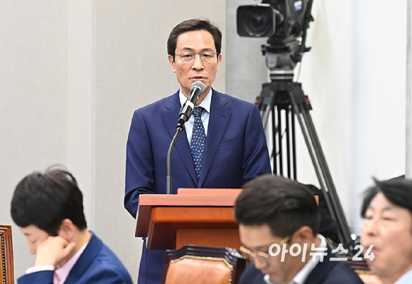 우상호 정무수석이 6일 서울 여의도 국회에서 열린 운영위원회의 대통령비서실과 국가안보실, 대통령경호처 등에 대한 국정감사에서 질의에 답하고 있다. [사진=곽영래 기자]