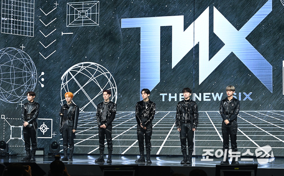 그룹 TNX가 17일 오후 서울 용산구 한남동 블루스퀘어에서 열린 첫 번째 미니앨범 '웨이 업'(WAY UP) 발매 기념 쇼케이스에서 포즈를 취하고 있다. [사진=김성진 기자]