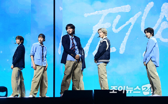 그룹 라이즈가 19일 오전 서울 용산구 블루스퀘어에서 열린 라이즈(RIIZE) 첫 정규 'ODYSSEY(오디세이)' 쇼케이스에 참석해 타이틀곡 '플라이 업' 무대를 선보이고 있다. [사진=정소희 기자]