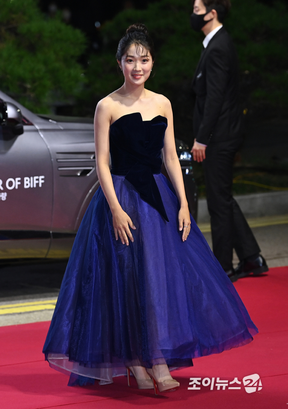 배우 김혜윤이 6일 오후 부산 해운대구 영화의전당에서 열린 '제26회 부산국제영화제'(BIFF) 개막식 레드카펫 행사에 참석해 포즈를 취하고 있다.
